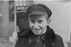 ורשה, פולין, נער מוכר סרטי זרוע עם מגן דוד 