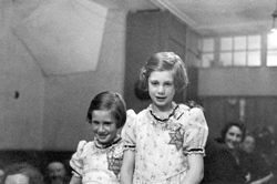 האג, הולנד, שתי ילדות בחתונה של  מוריץ קלירקופיי וברטה לוי
