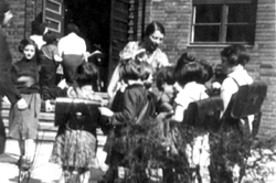 ברלין, 1933, ילדות מגיעות לבית הספר