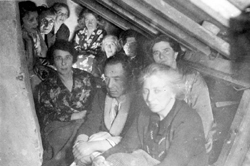 הולנד, יהודים במחבוא יושבים בצפיפות.