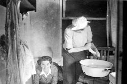 הולנד, נשים יהודיות מכבסות במחבוא.