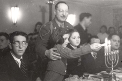 פירסטנפלדברוק, גרמניה, 1945, חנוכה במחנה עקורים, ילדים מדליקים נרות 