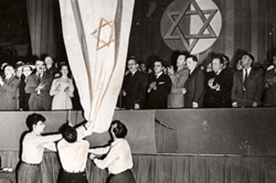 פריס, צרפת, 18 במאי 1945, יהודים חוגגים את הקמתה של מדינת ישראל