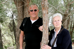 פיט והנס פרימובאיס ליד העץ בגן חסידי אומות העולם